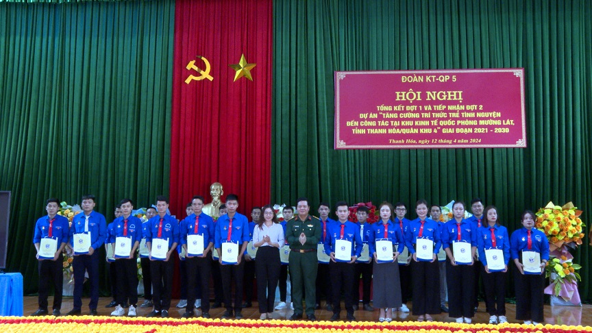 Thừa uỷ quyền của Bộ Quốc phòng, các đồng chí Phan Duy Thuận, Phó Cục trưởng Cục Hậu cần và đồng chí Phùng Tố Linh, Phó Bí thư Tỉnh đoàn đã trao giấy chứng nhận và tặng huy hiệu “Tuổi trẻ tình nguyện” của Bộ Quốc phòng cho các đội viên trí thức trẻ tình nguyện đợt 1 hoàn thành nhiệm vụ.