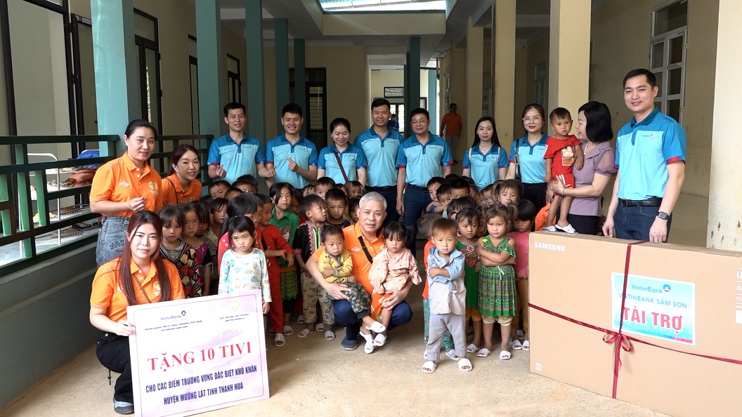 Trao tặng tivi cho điểm trường Mầm non bản Ón, thuộc trường Mầm non xã Tam Chung.