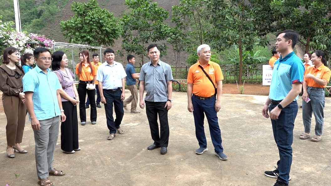 Các đồng chí lãnh đạo huyện Mường Lát vag đoàn từ thiện đến thăm động viên các thầy cô giáo tại điểm trường Tiểu học bản Poọng, thuộc trường Tiểu học xã Tam Chung.