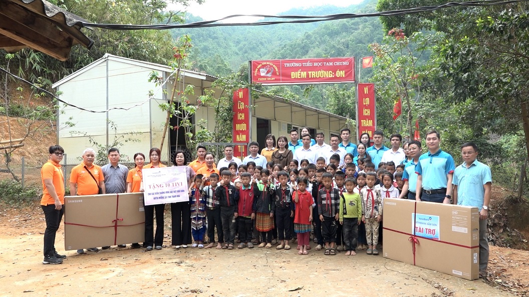 Trao tặng tivi cho điểm trường Tiểu học bản Ón, thuộc trường Tiểu học xã Tam Chung.