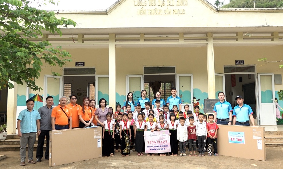 Trao tặng tivi cho điểm trường Tiểu học bản Poọng, thuộc trường Tiểu học xã Tam Chung.