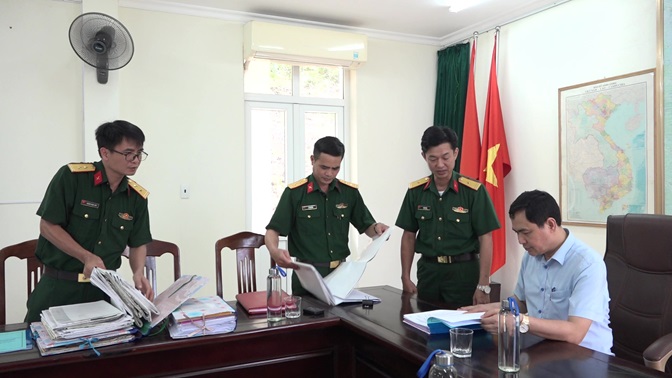 Đồng chí Triệu Minh Xiết, Phó Bí thư Thường trực Huyện uỷ kiểm tra công tác chuẩn bị các văn kiện của BCH Quân sự huyện.