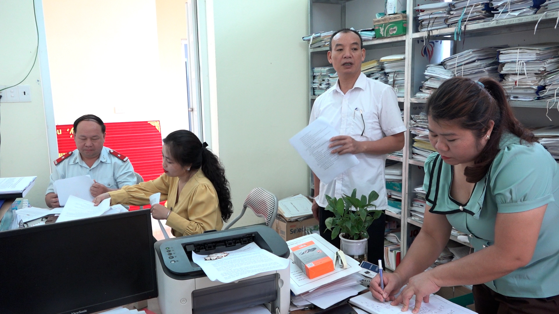 Đoàn giám sát tiến hành kiểm tra công tác lưu trữ tài liệu.