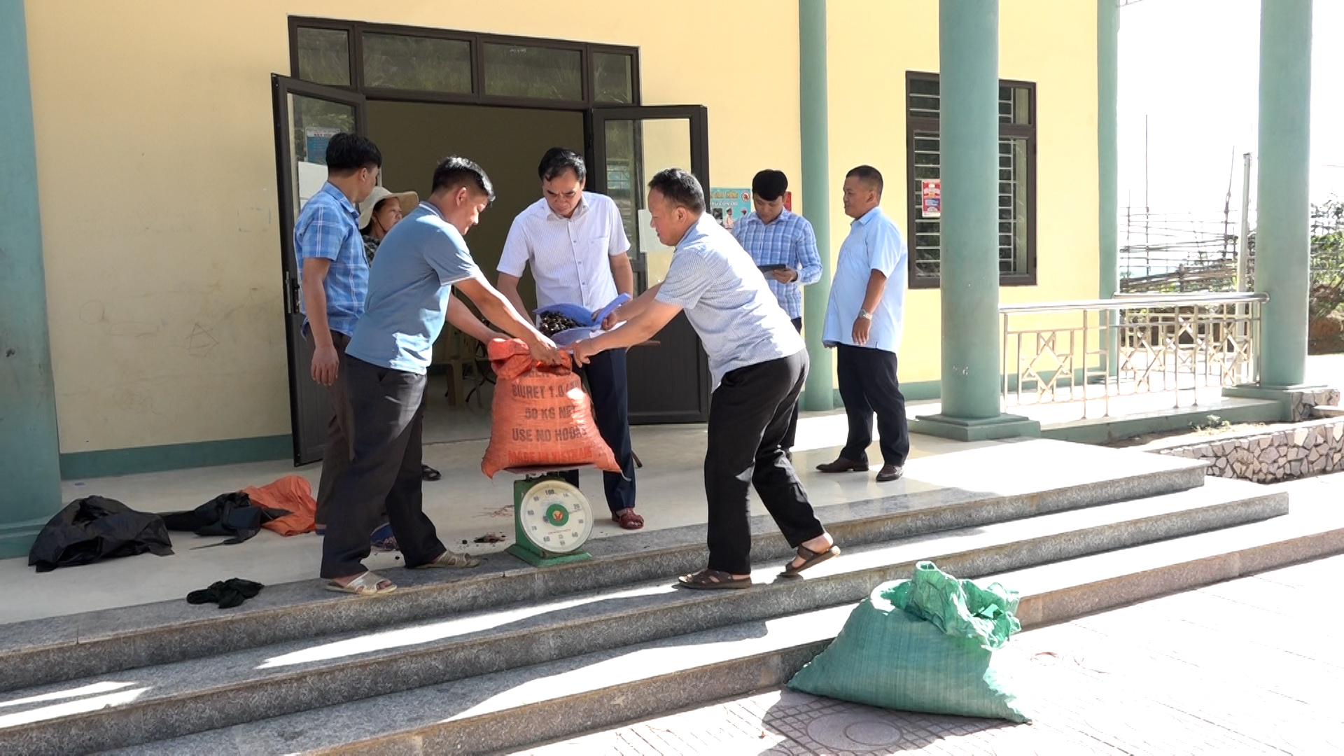 Huyện Mường Lát triển khai cấp hạt giống Trẩu cho bà con nhân dân bản Kéo Té, xã Nhi Sơn.