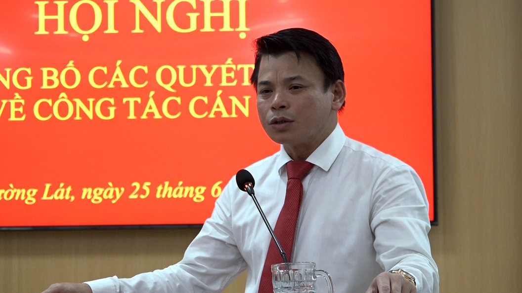 Bí thư Huyện uỷ Hà Văn Ca phát biểu giao nhiệm vụ tại hội nghị.