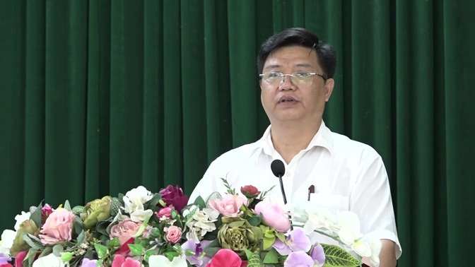 Đồng chí Hà Văn Thiếu, Uỷ viên BTV Huyện uỷ, Trưởng Ban Tuyên giáo Huyện uỷ, Giám đốc Trung tâm Chính trị huyện phát biểu kết luận hội nghị