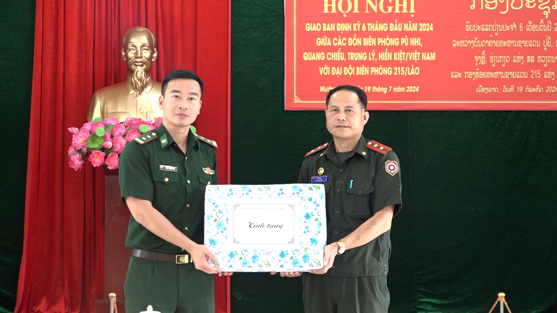 Lãnh đạo Đồn Biên phòng Quang Chiểu tặng quà cho Đại đội 215.