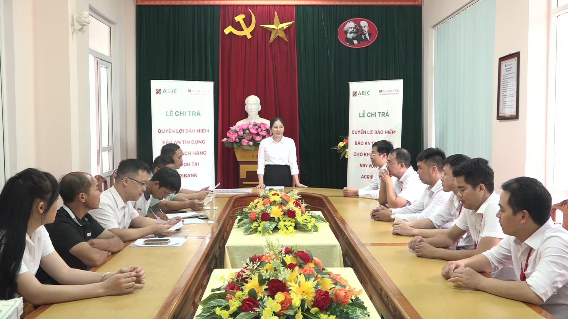 Toàn cảnh buổi lễ chi trả tiền bảo hiểm cho thân nhân khách hàng gặp rủi ro tại huyện Mường Lát.
