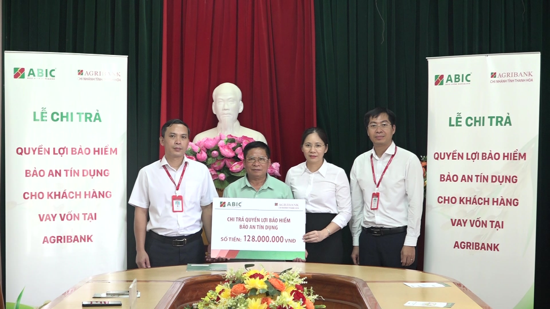 Bà Ngô Thị Nhạn, Phó Trưởng phòng Kinh doanh Tây Thanh Hóa trao số tiền bảo hiểm cho thân nhân khách hàng gặp rủi ro trong quá trình vay vốn và tham gia bảo hiểm tự nguyện tại Agribank.