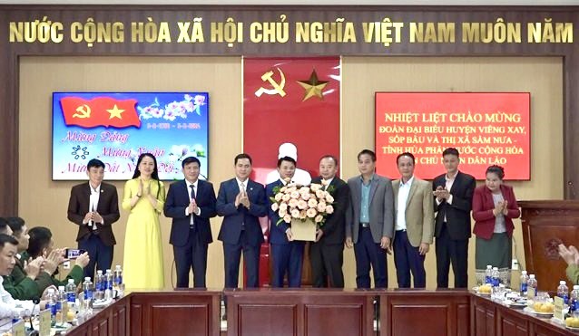 Đoàn đại biểu nước bạn Lào sang thăm, chúc Tết huyện Mường Lát
