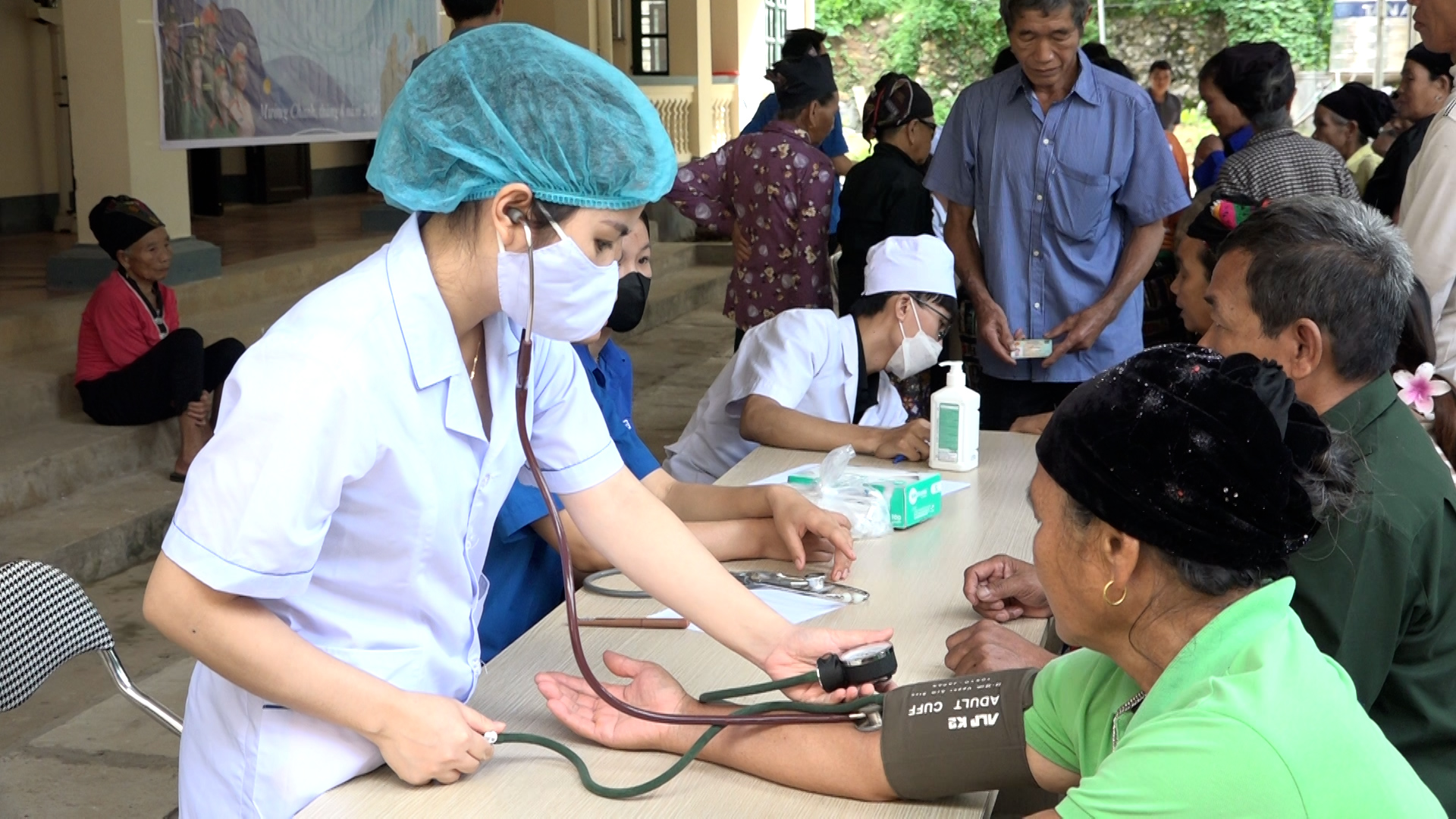 Các y, bác sỹ đo huyết áp cho người dân.