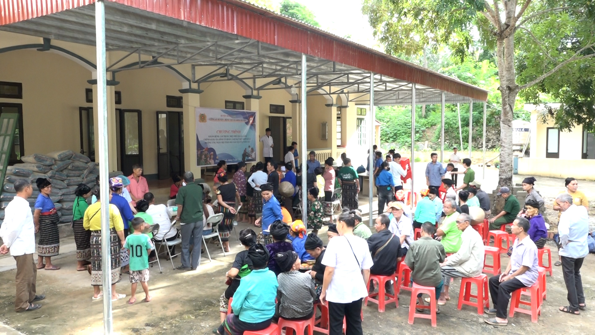 Toàn cảnh buổi khám bệnh.