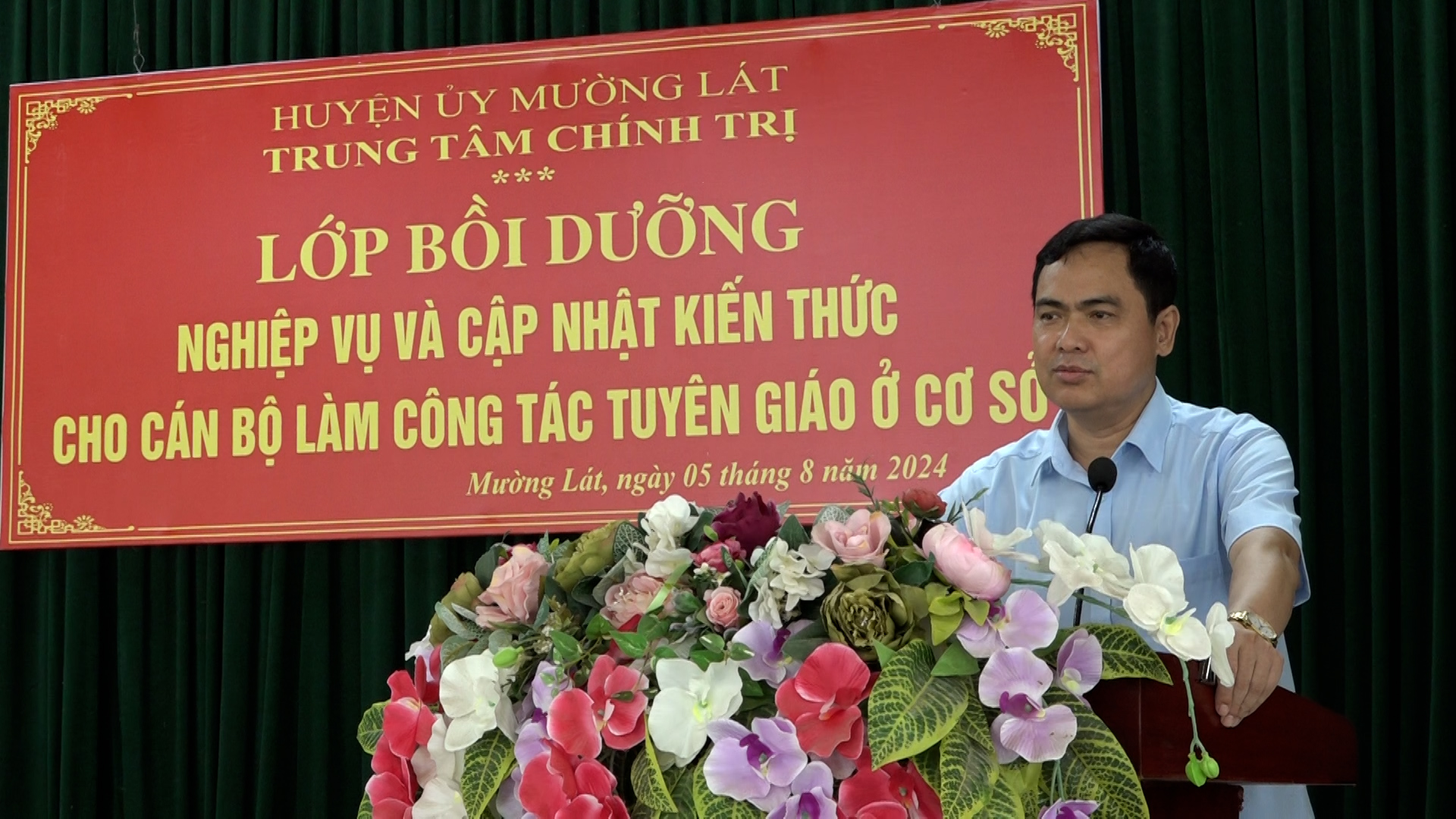 Đồng chí Triệu Minh Xiết, Phó Bí thư Thường trực Huyện ủy phát biểu chỉ đạo tại buổi lễ khai giảng.