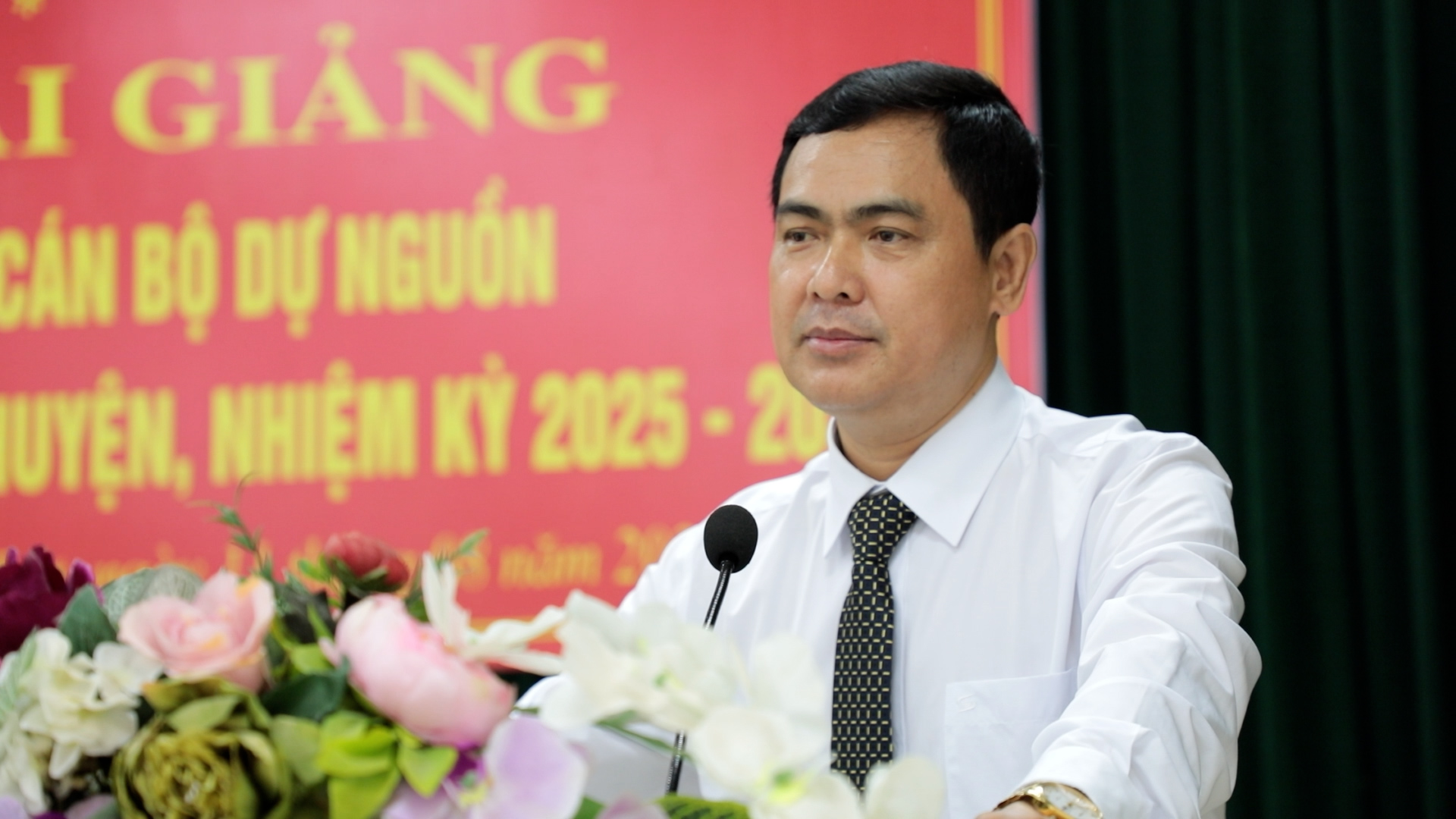 Phó Bí thư Thường trực Huyện ủy Triệu Minh Xiết phát biểu giao nhiệm vụ cho lớp học.