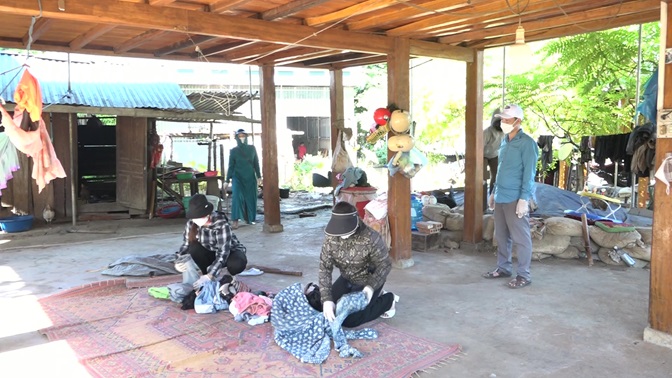 Hướng dẫn bà con Nhân dân khu phố Đoàn Kết vệ sinh nơi ở, gấp chăn màn, quần áo.