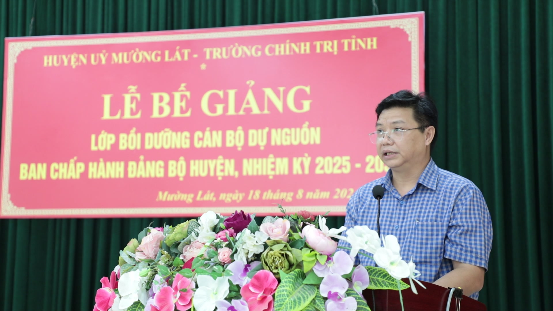 Đồng chí Hà Văn Thiếu thông qua báo cáo tổng kết lớp học.