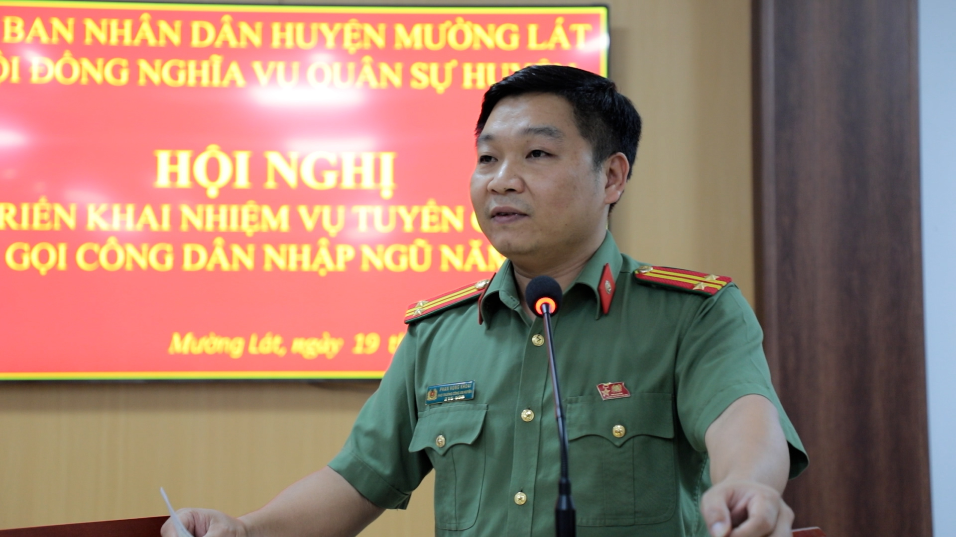 Trung tá Phan Hồng Khoái, Phó trưởng Công an huyện phát biểu thảo luận tại hội nghị.