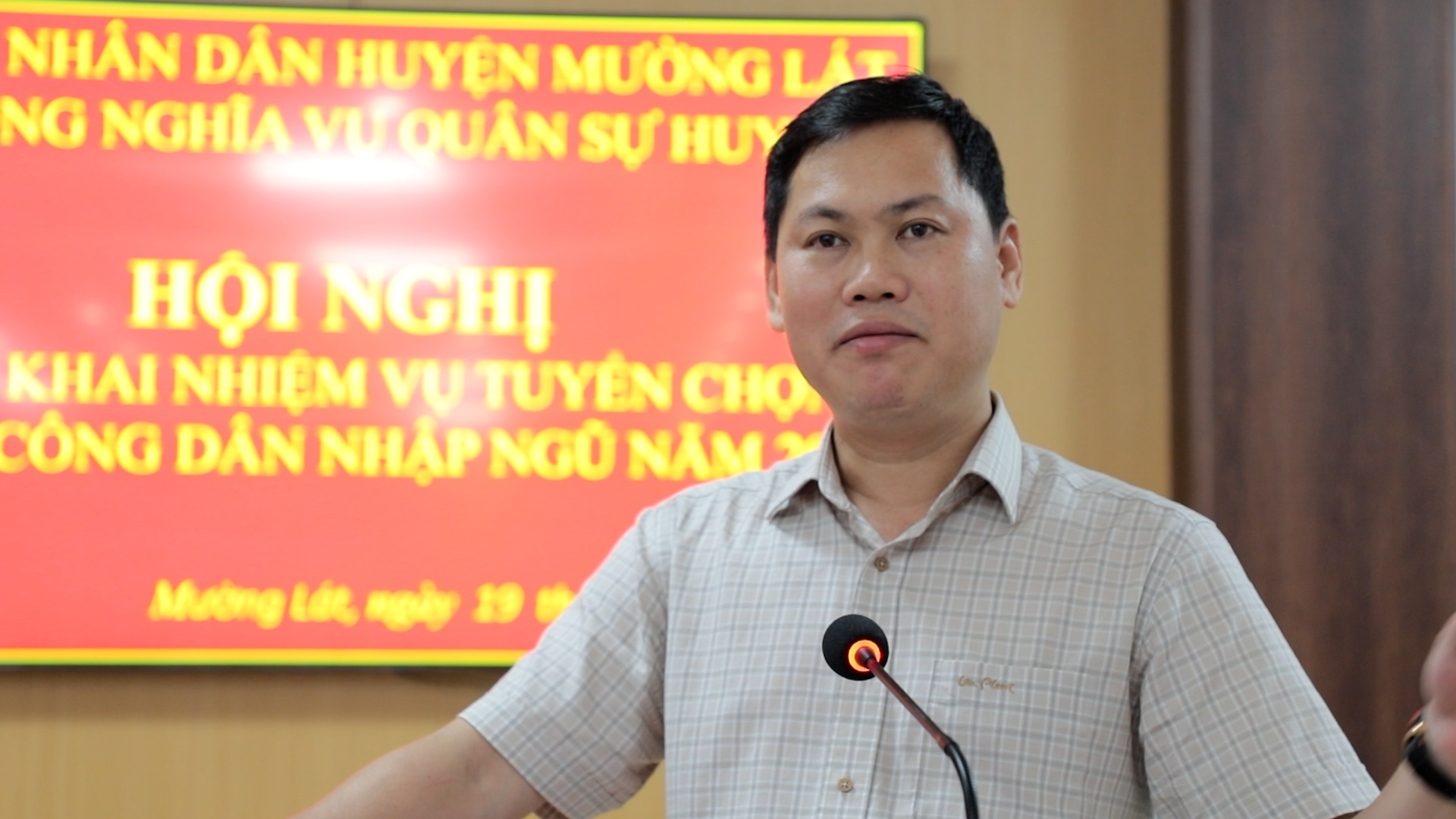 Đồng chí Trịnh Văn Thế - Phó Bí thư Huyện ủy, Chủ tịch UBND huyện, Chủ tịch Hội đồng nghĩa vụ quân sự huyện phát biểu kết luận hội nghị.