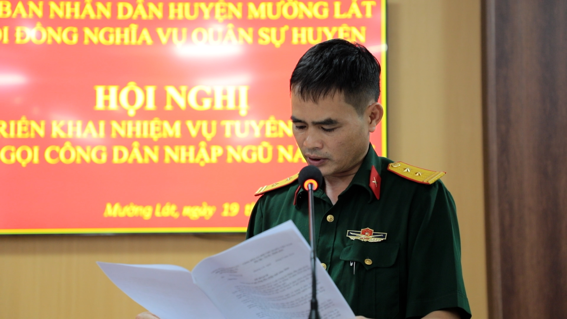Trung tá Lê Văn Ngọc, Chỉ huy phó động viên Ban CHQS huyện thông qua dự thảo kế hoạch tuyển chọn và gọi công dân nhập ngũ năm 2025.