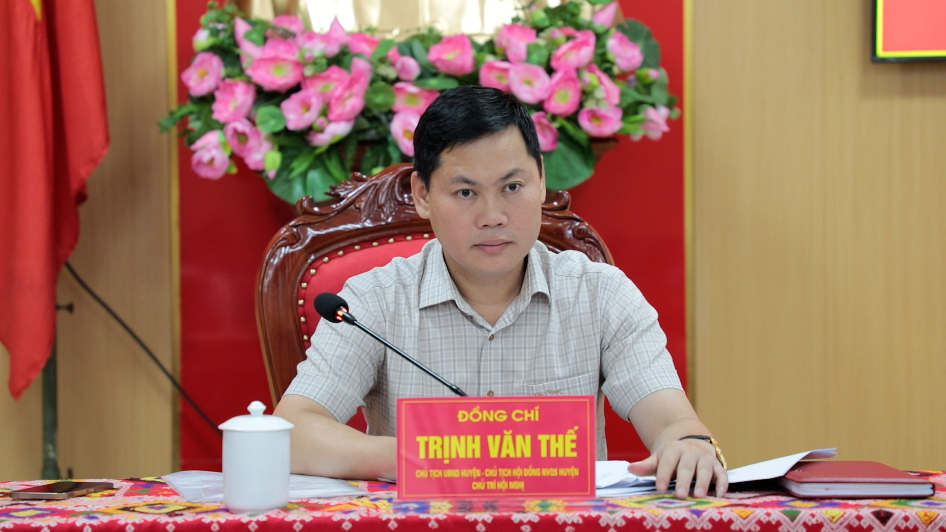 Đồng chí Trịnh Văn Thế - Phó Bí thư Huyện ủy, Chủ tịch UBND huyện, Chủ tịch Hội đồng nghĩa vụ quân sự huyện chủ trì thảo luận tại Hội nghị.