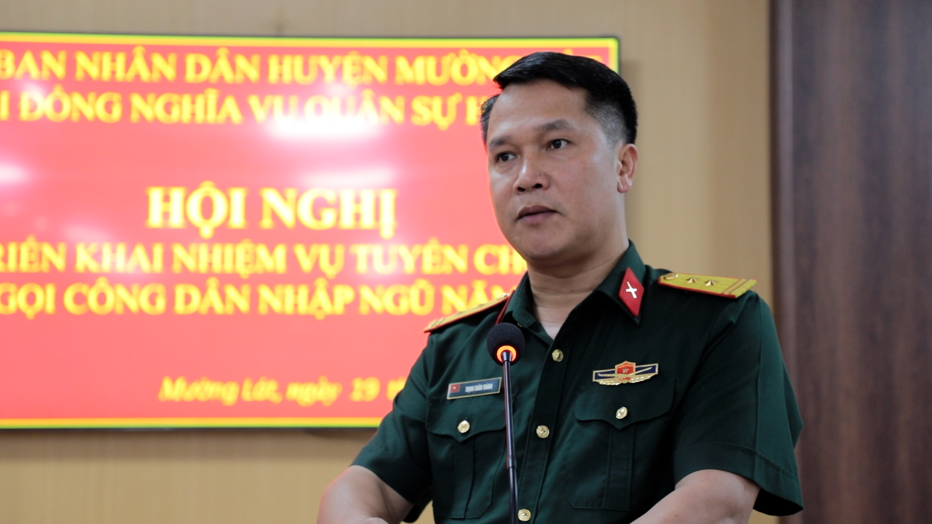 Trung tá Trịnh Xuân Thành, Ủy viên Ban Thường vụ Huyện ủy, Chỉ huy trưởng Ban Chỉ huy Quân sự huyện, Phó Chủ tịch Hội đồng nghĩa vụ quân sự huyện phát biểu tại hội nghị.