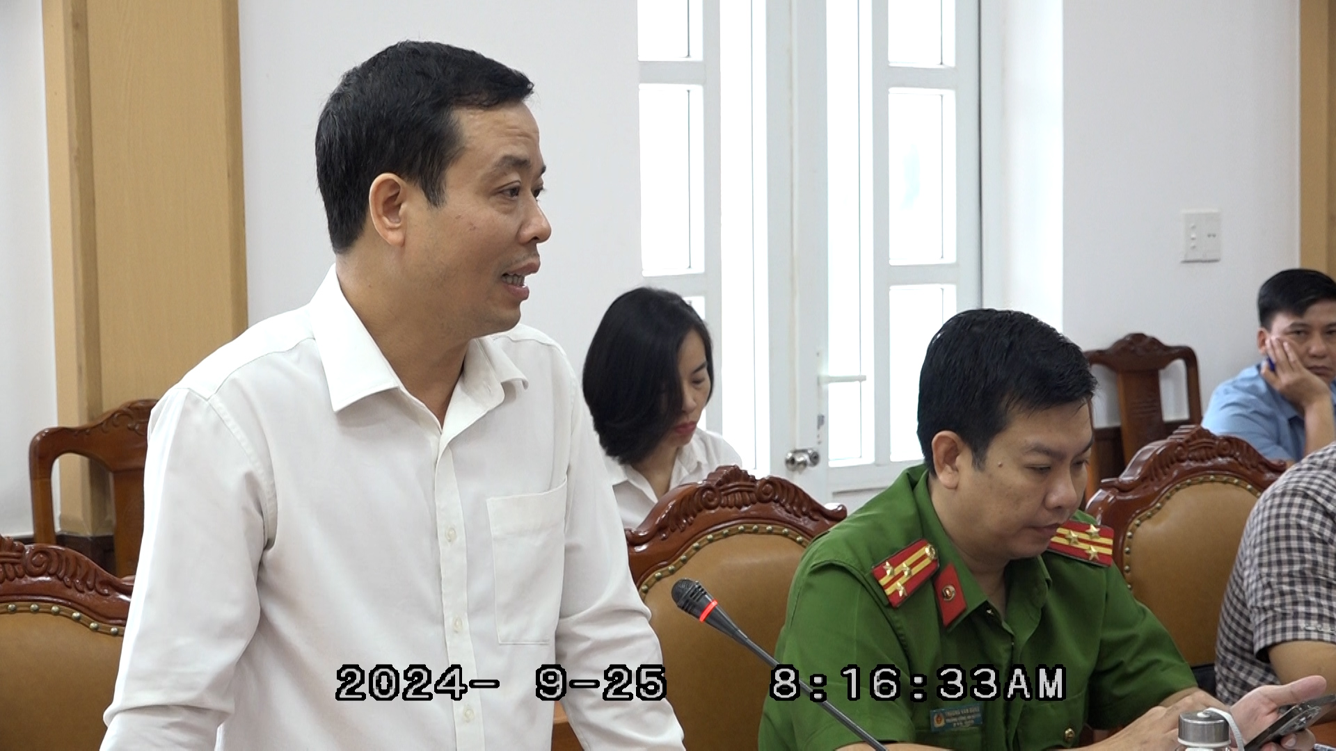 Đồng chí Mai Xuân Giang, Phó Chủ tịch UBND huyện phát biểu tại hội nghị.
