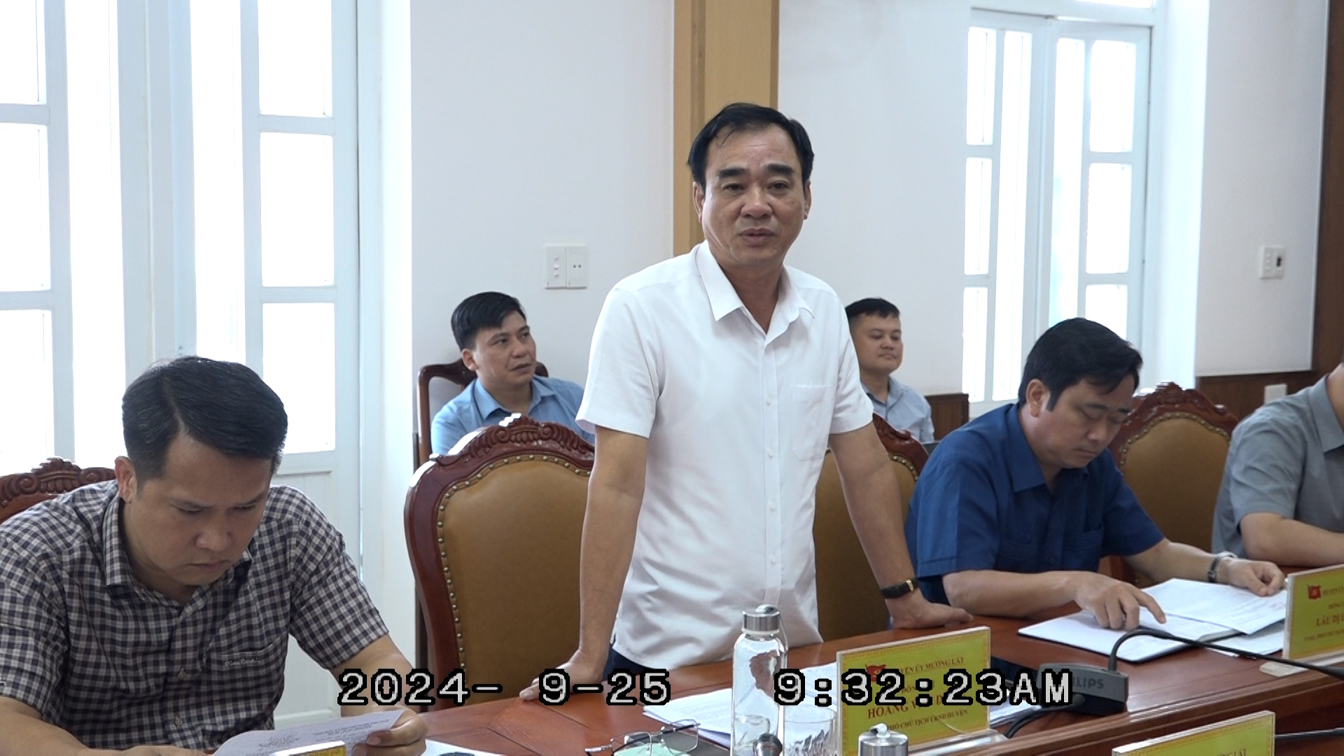 Đồng chí Hoàng Văn Dũng, Ủy viên Ban Thường vụ Huyện ủy, Phó Chủ tịch UBND huyện phát biểu tại hội nghị.