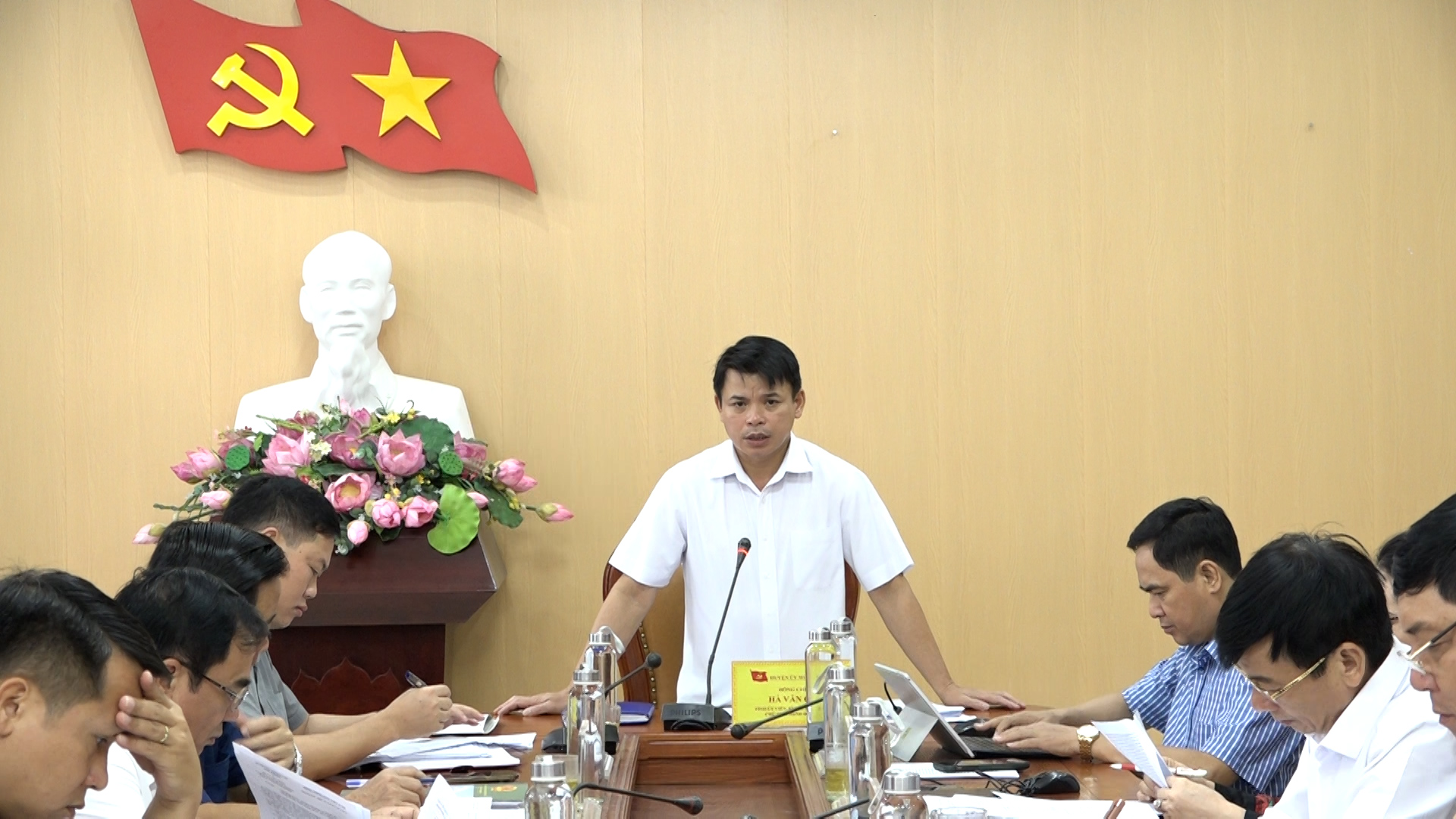 Bí thư Huyện ủy Hà Văn Ca phát biểu kết luận hội nghị.