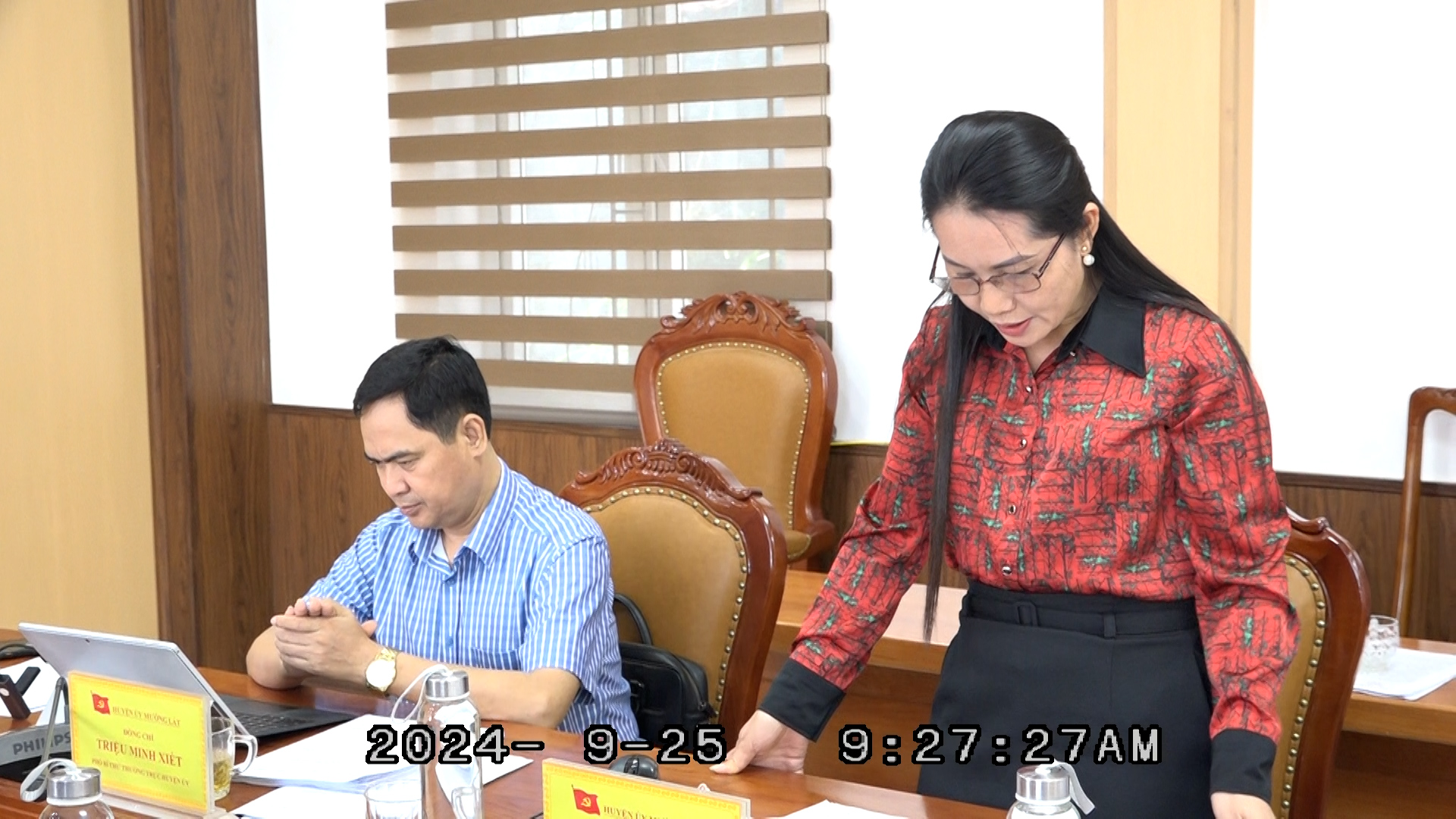 Đồng chí Lương Thị Tuân, Ủy viên Ban Thường vụ Huyện ủy, Trưởng ban Tổ chức Huyện ủy phát biểu tại hội nghị.