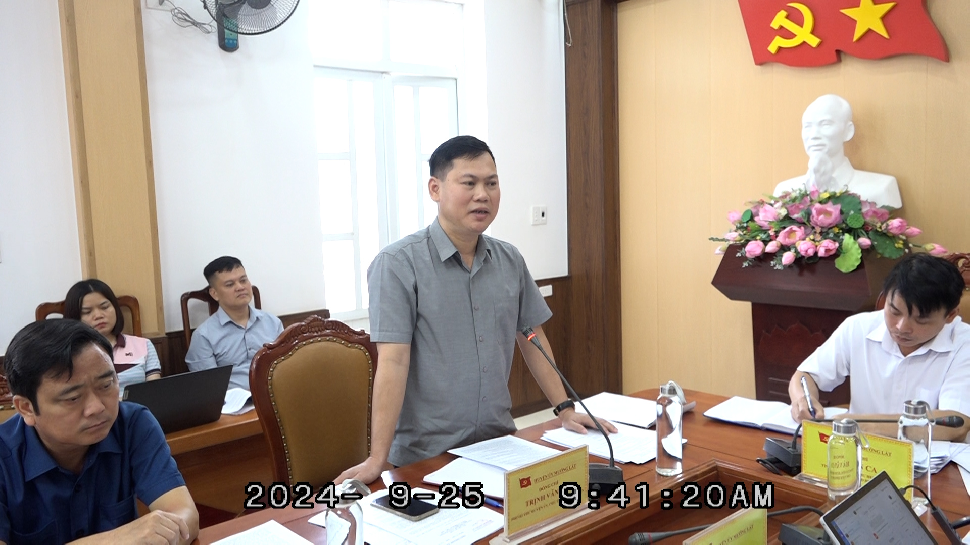 Chủ tịch UBND huyện Trịnh Văn Thế phát biểu tại hội nghị.