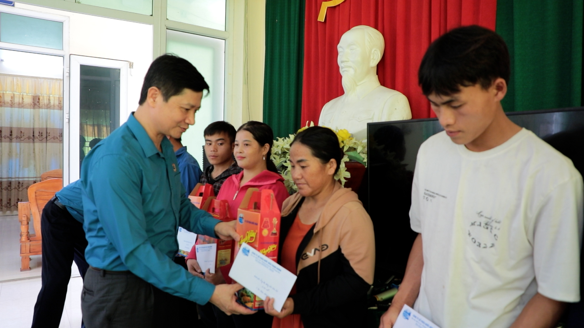 Lãnh đạo Công đoàn ngành Nông nghiệp và Phát triển Nông thôn Thanh Hóa trao quà cho các hộ dân.