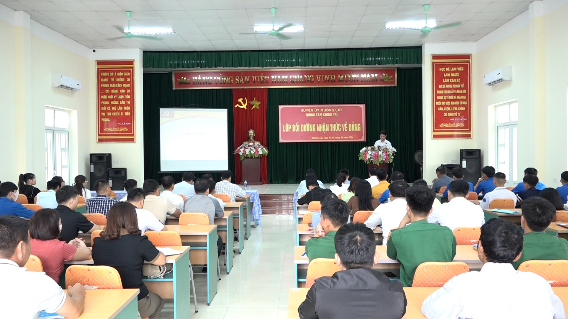 Toàn cảnh buổi lễ khai giảng.