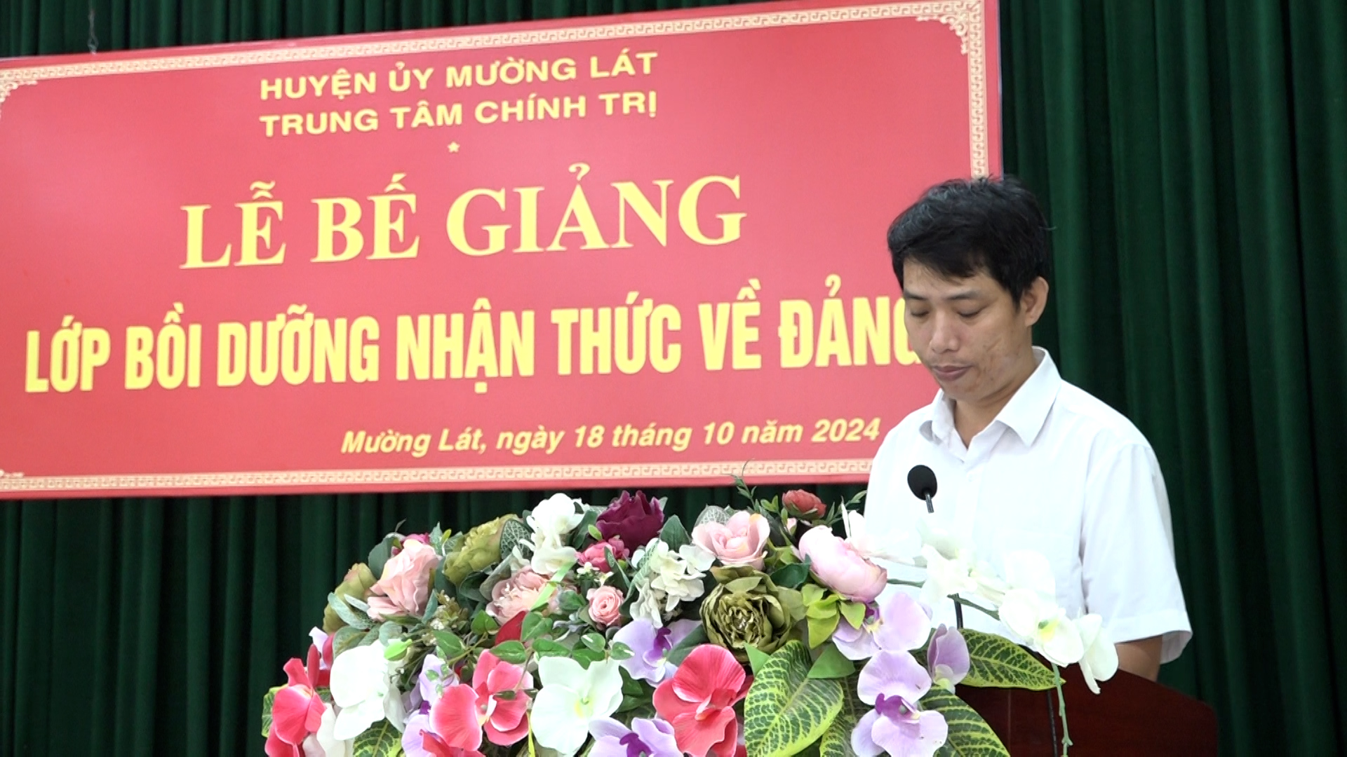 Đồng chí Trần Văn Cường - Phó Giám đốc Trung tâm Chính trị huyện thông qua Quyết định cấp giấy Chứng nhận cho học viên.