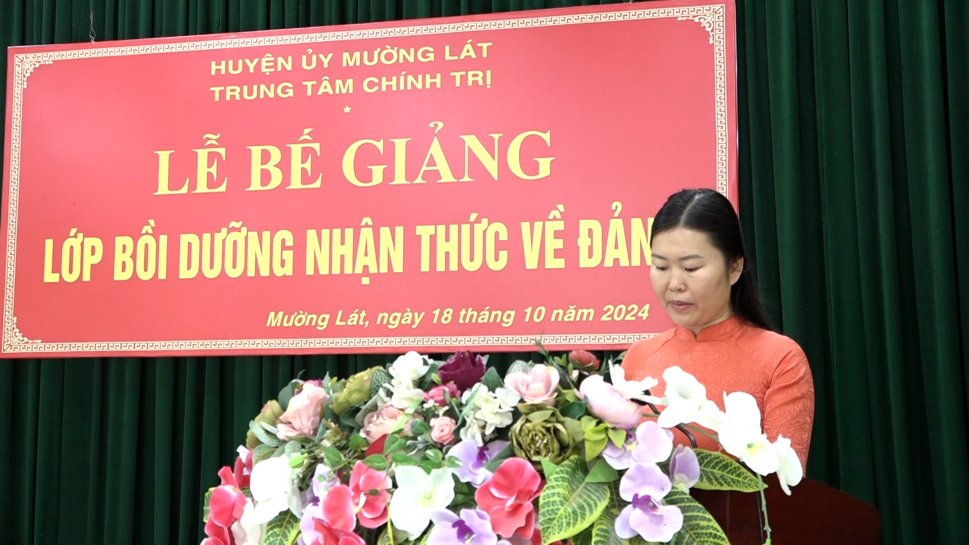 Đồng chí Phạm Thị Nhuần - Giáo viên chủ nhiệm lớp thông qua báo cáo tổng kết lớp học.