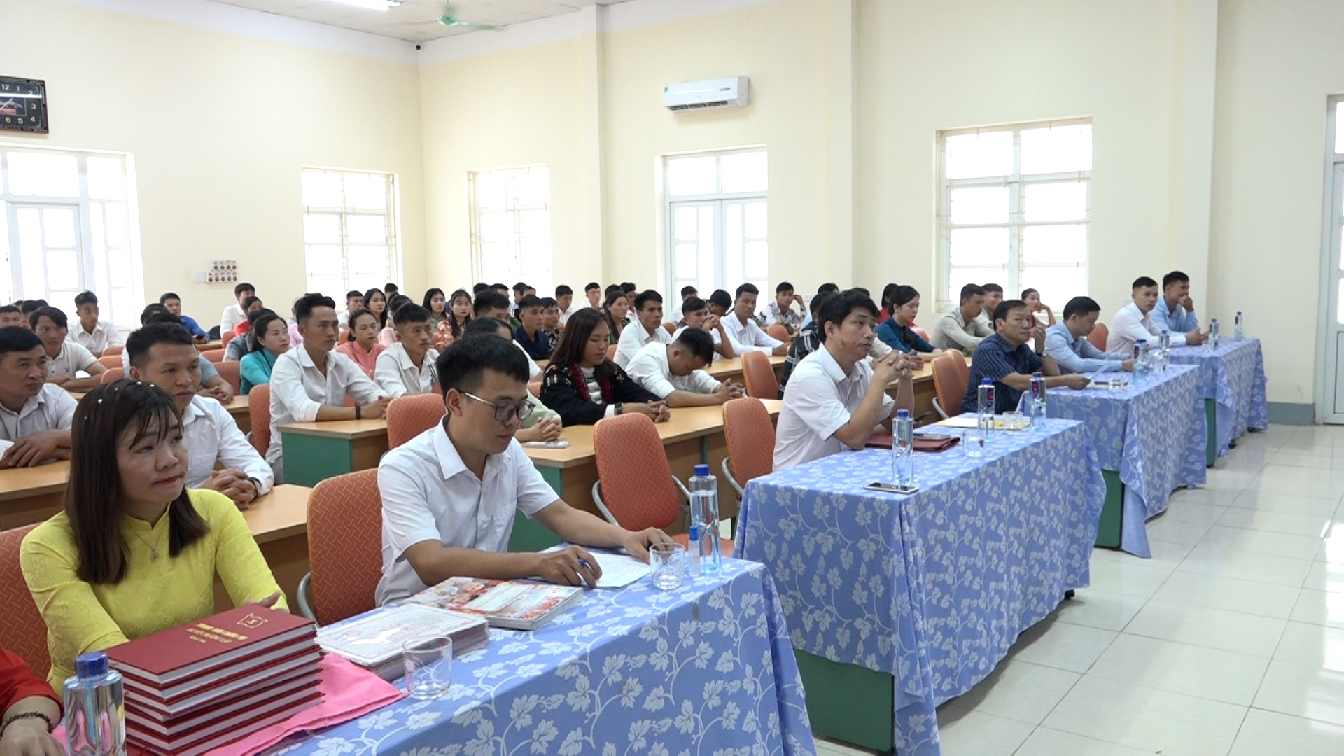 Các đại biểu và học viên tham dự lễ bế giảng.
