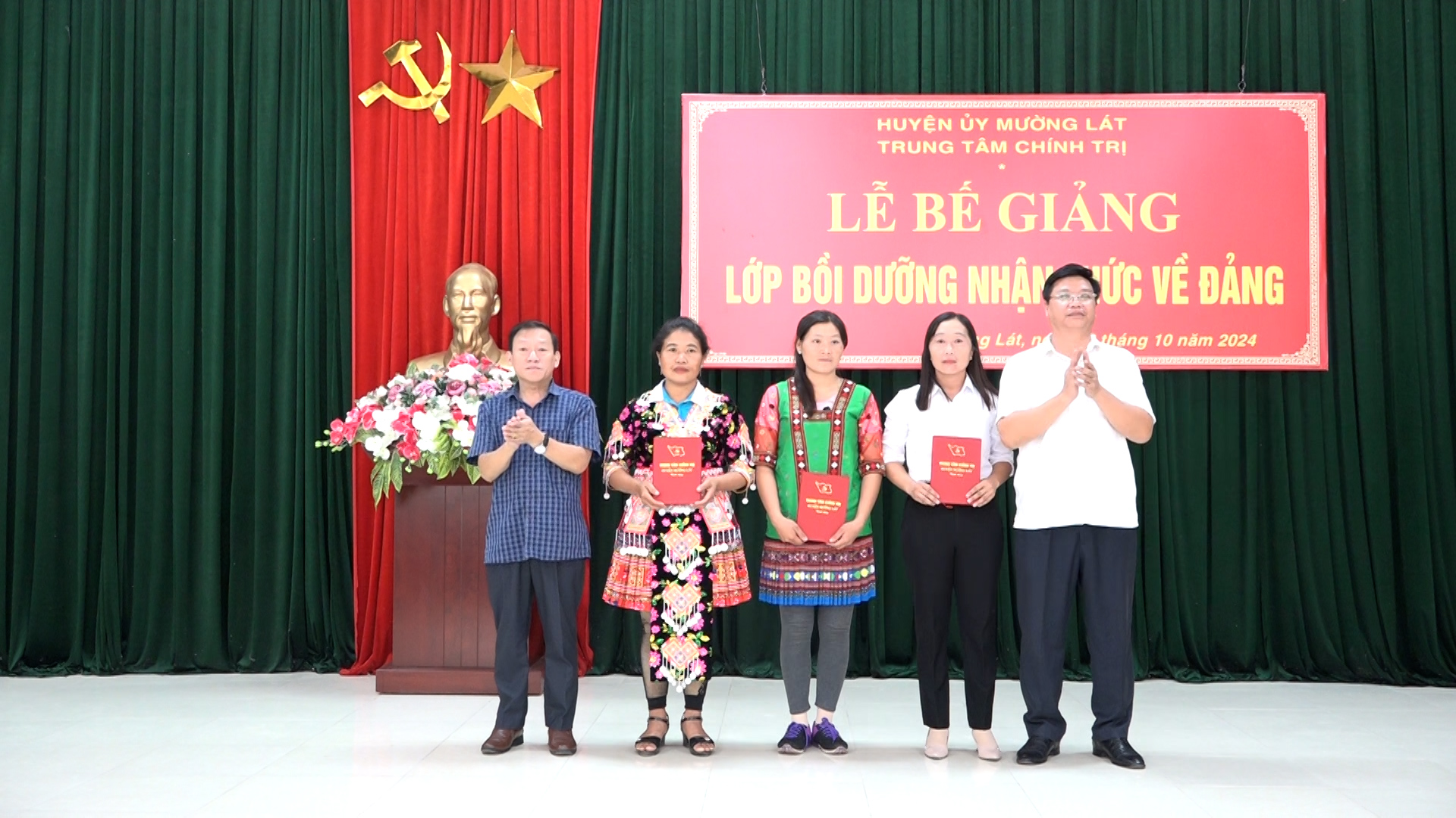 Ban tổ chức lớp học trao quà động viên 3 học viên thuộc Kết luận số 50.