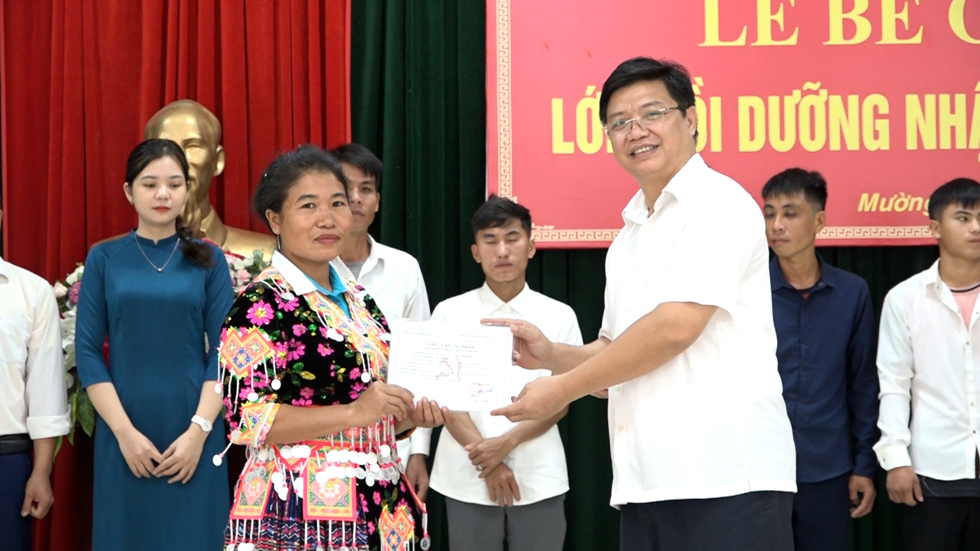 Đồng chí Hà Văn Thiếu, Ủy viên Ban Thường vụ, Trưởng Ban Tuyên giáo Huyện ủy, Giám đốc Trung tâm Chính trị huyện trao giấy chứng nhận cho học viên.