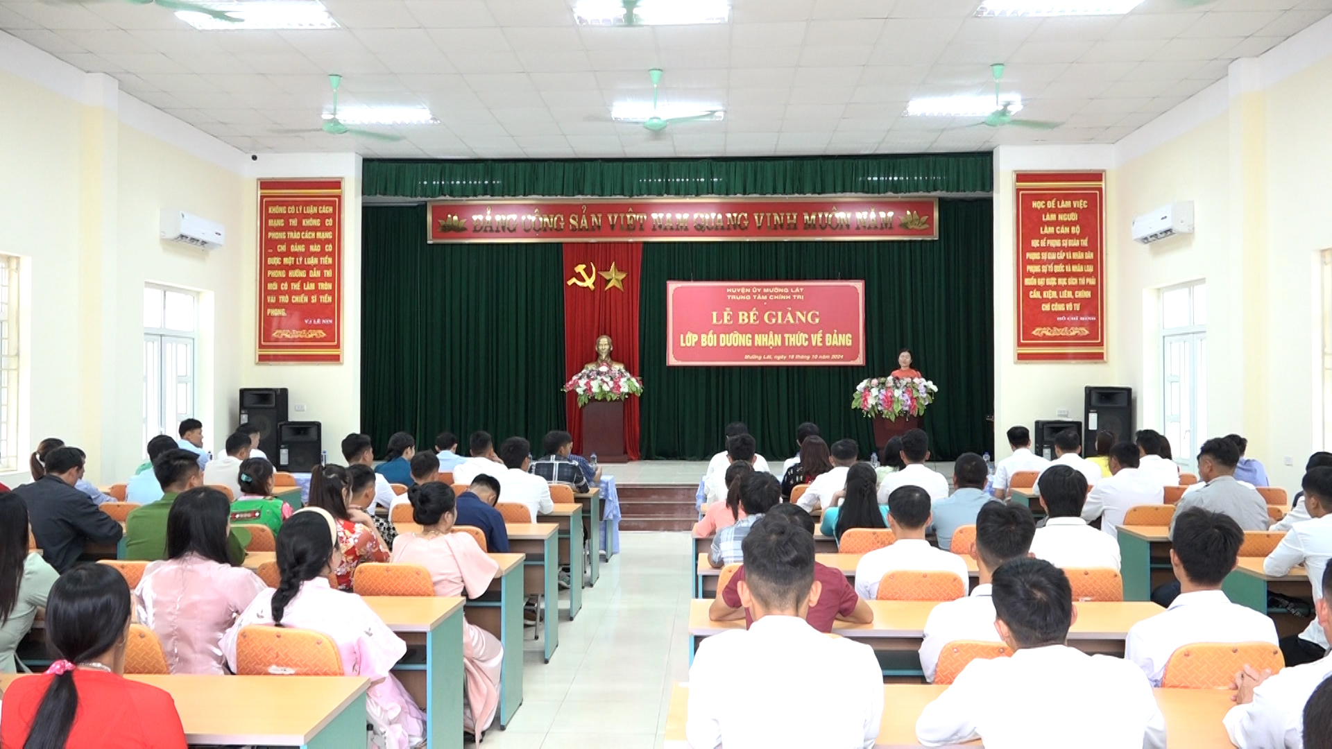 Toàn cảnh lễ bế giảng.