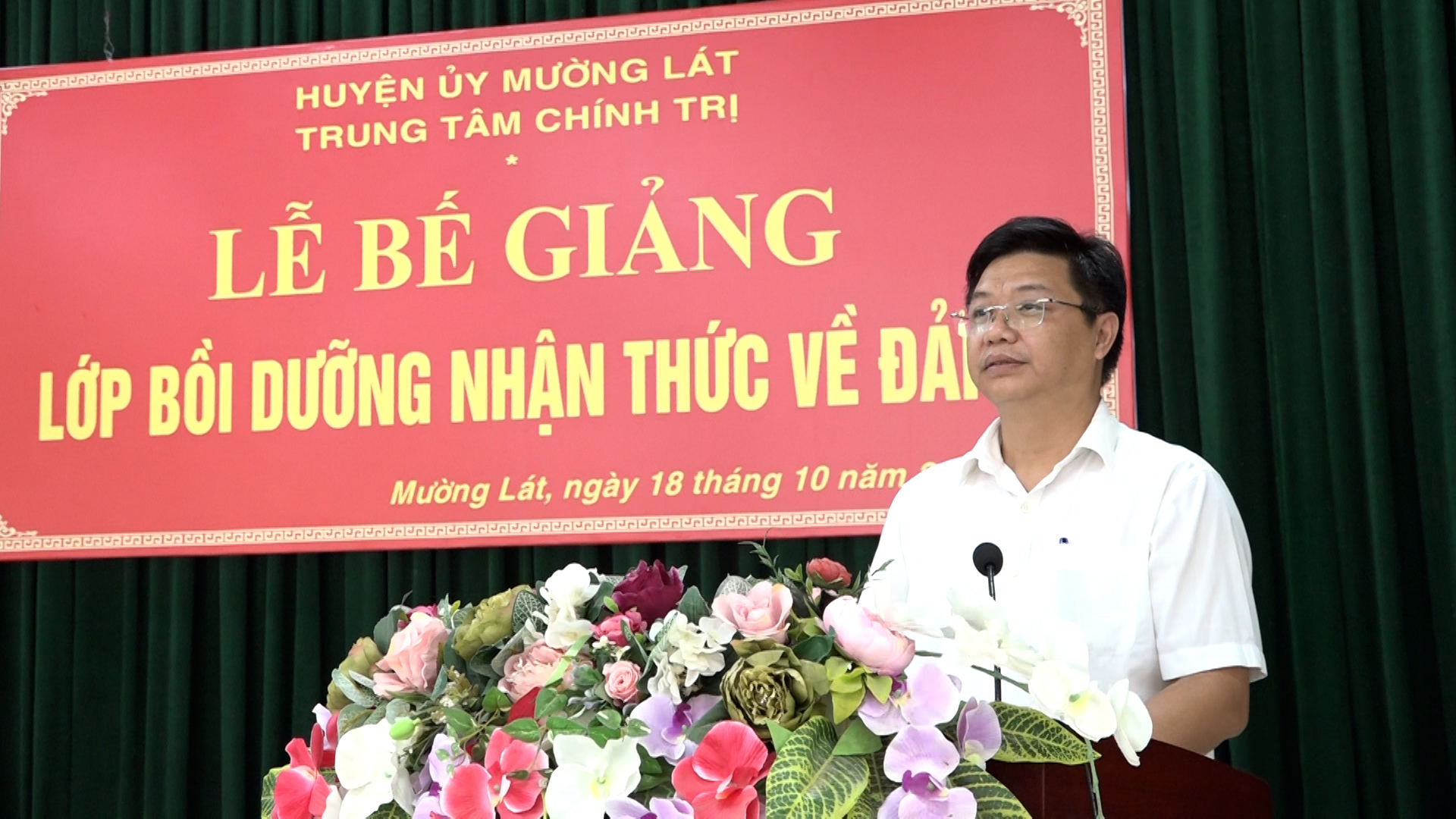 Đồng chí Hà Văn Thiếu, Ủy viên Ban Thường vụ, Trưởng Ban Tuyên giáo Huyện ủy, Giám đốc Trung tâm Chính trị huyện phát biểu tại buổi lễ bế giảng.