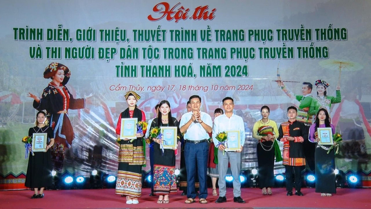 Thí sinh Vi Thuỳ Linh, đội thi huyện Mường Lát (đứng thứ 2 từ trái sang) nhận giải Nhất Người đẹp dân tộc trong trang phục truyền thống của đồng bào Dao đỏ