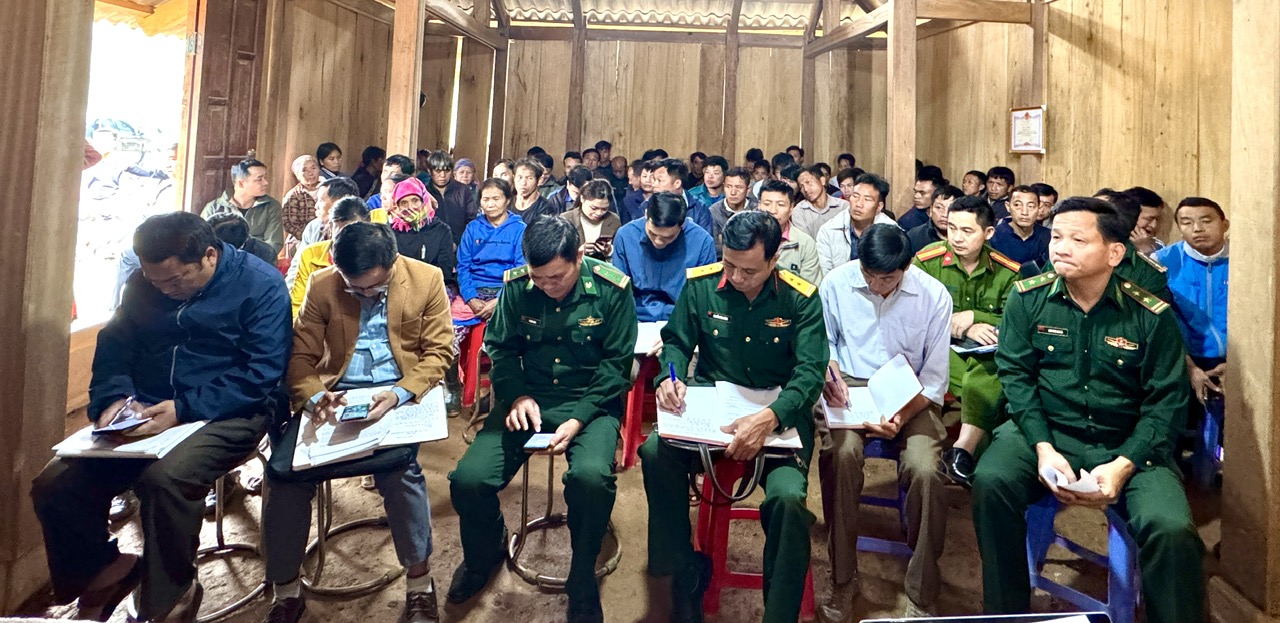 Cử tri xã Tam Chung tham dự buổi tiếp xúc cử tri