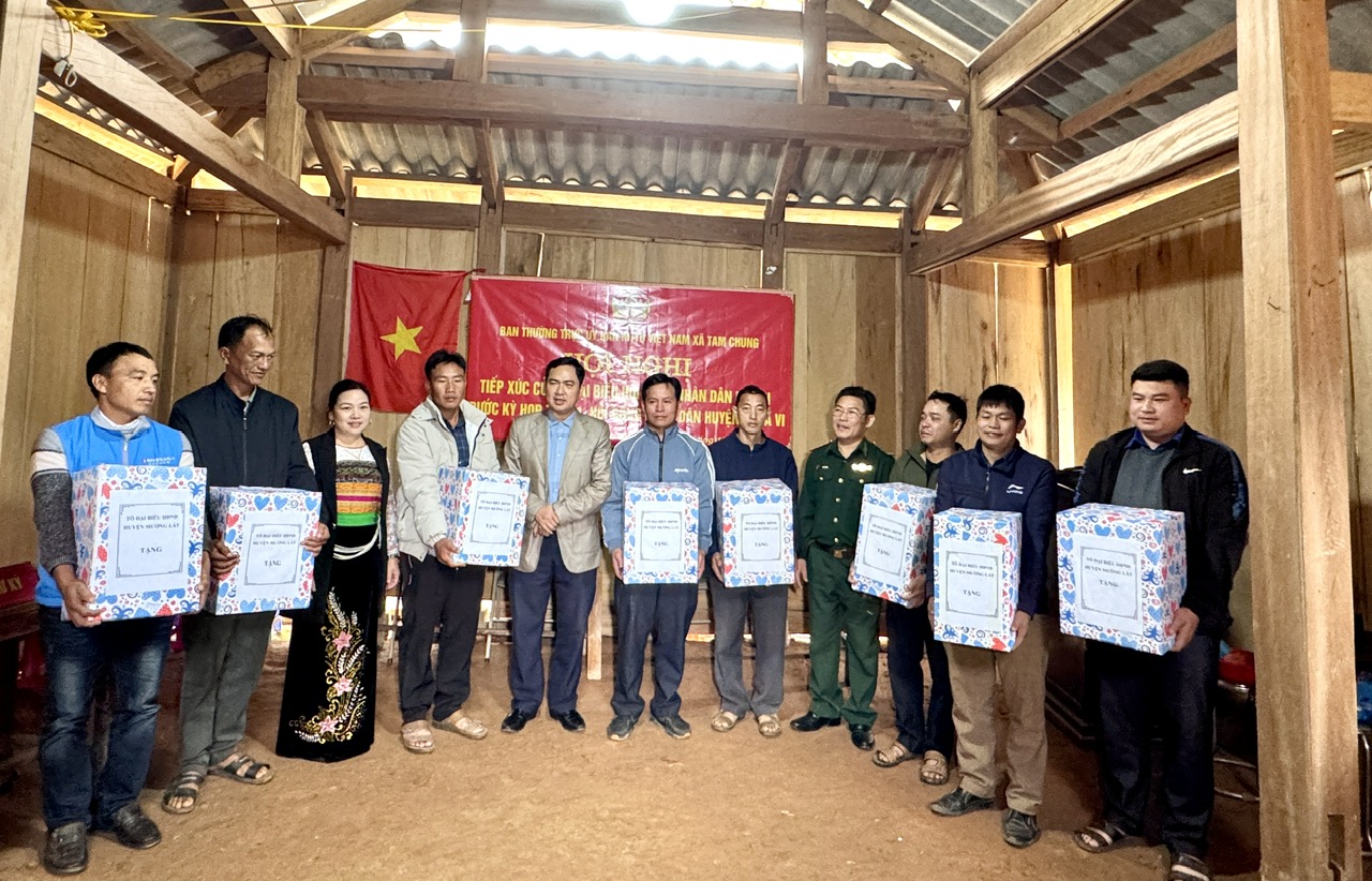 Tổ đại biểu HĐND huyện tặng quà cho cử tri xã Tam Chung