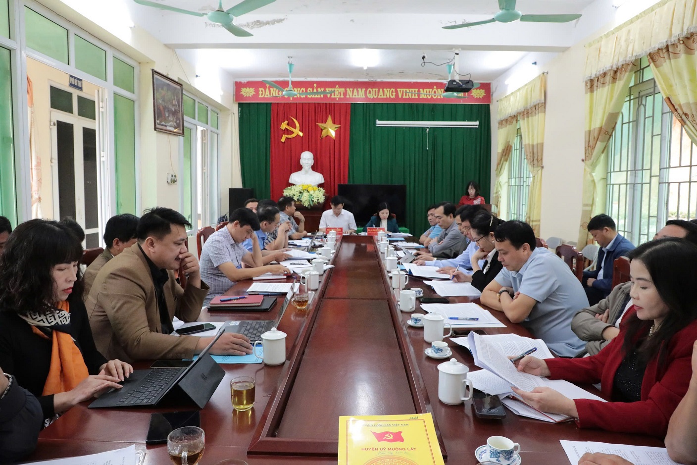 Đoàn khảo sát Ban Dân vận Trung ương tiến hành khảo sát thực tế việc thực hiện Kết luận số 65-KL/TW tại xã Pù Nhi.