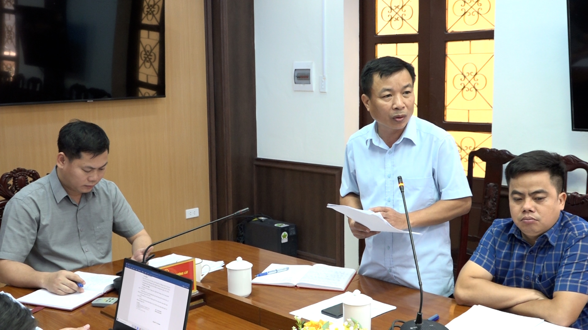 Lãnh đạo Uỷ ban Mặt trận Tổ quốc huyện phát biểu làm rõ một số nội dung tại hội nghị.