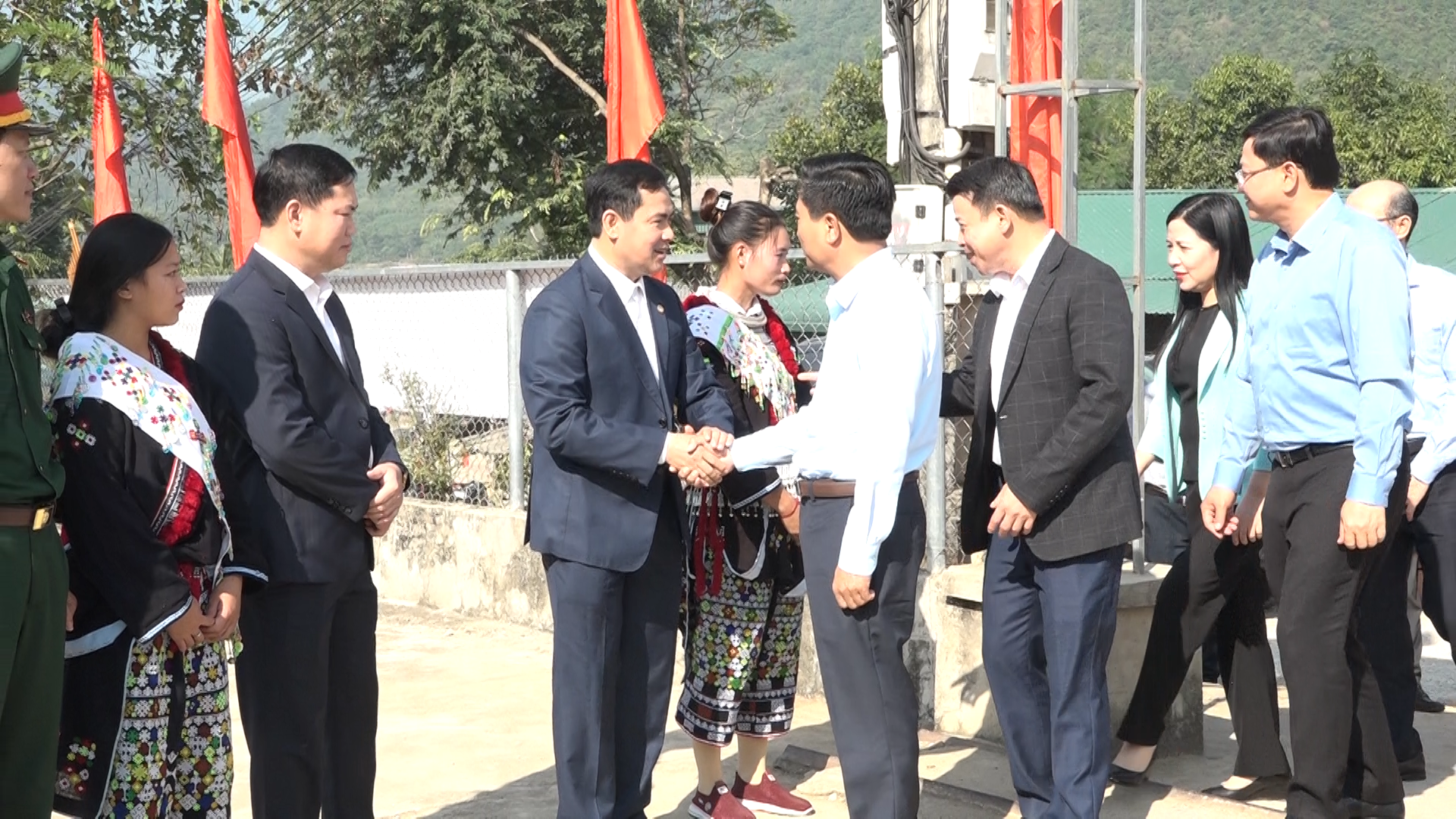 Bí thư Tỉnh ủy Nguyễn Doãn Anh đến dự và chung vui ngày hội đại đoàn kết toàn dân tộc với cán bộ, Nhân dân bản Pùng