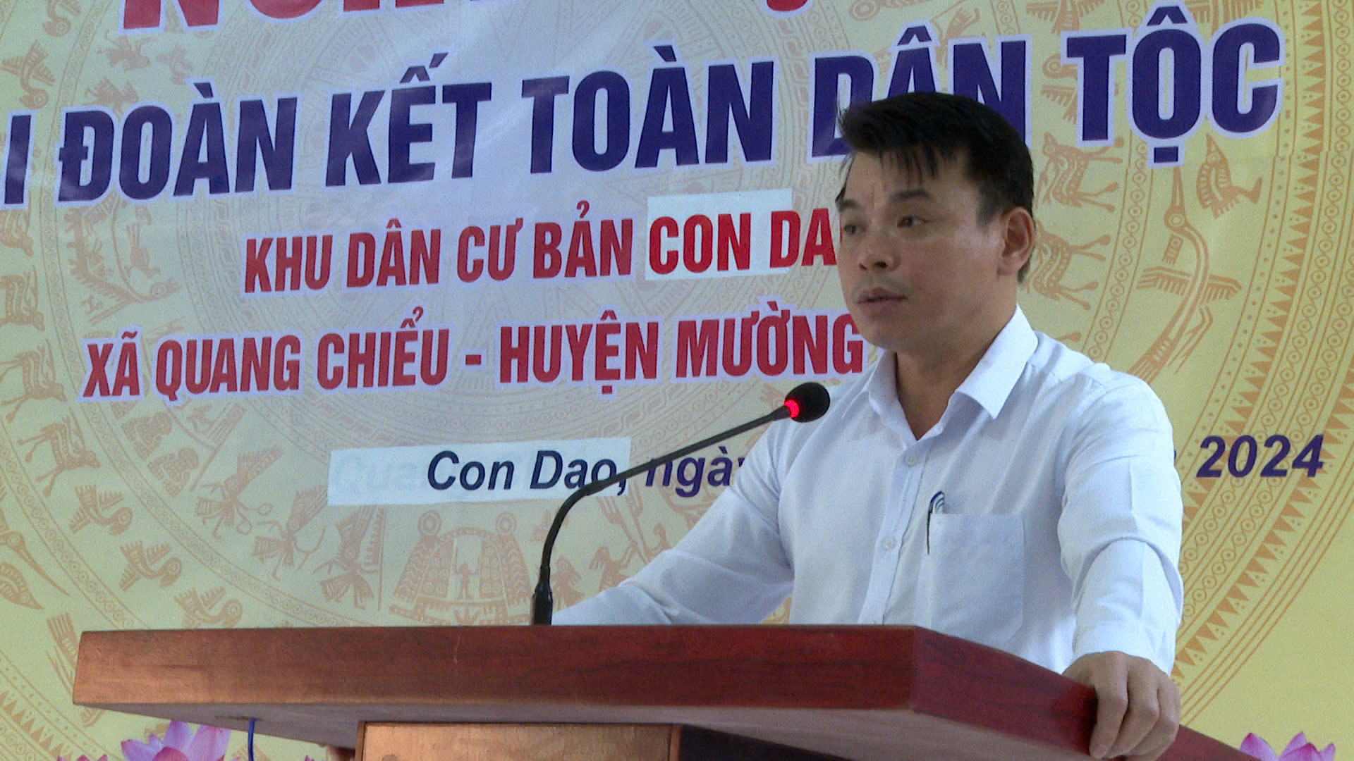 Đồng chí Hà Văn Ca – TUV, Bí thư Huyện ủy, Chủ tịch HĐND huyện phát biểu chung vui cùng Nhân dân bản Con Dao.