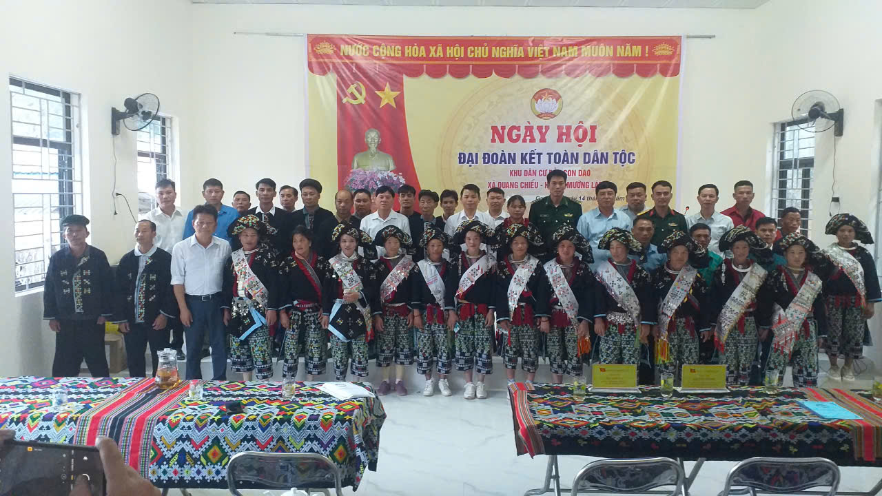 Các đồng đại biểu và bà con Nhân dân chụp ảnh lưu niệm.