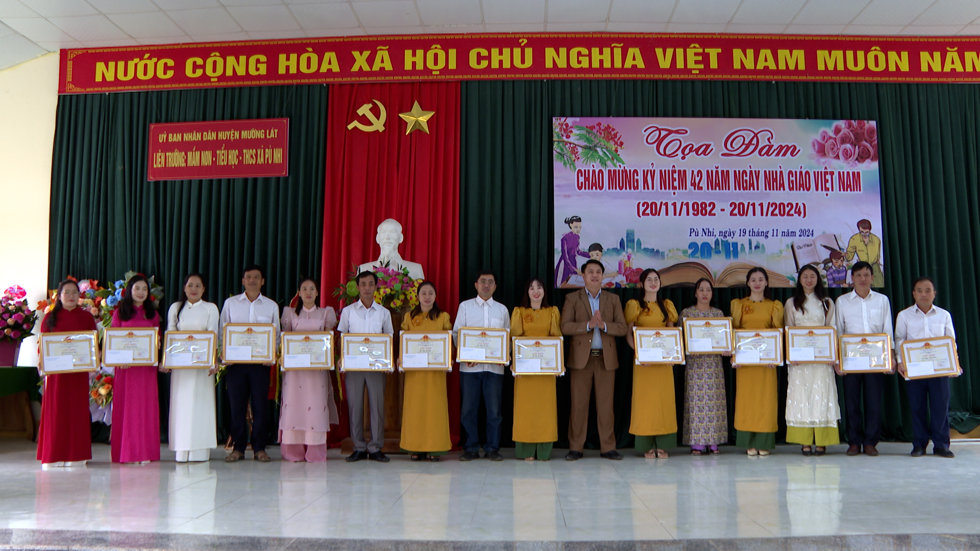 Xã Pù Nhi tặng giấy khen cho cá nhân là giáo viên liên trường có thành tích trong sự nghiệp giáo dục của xã Pù Nhi năm 2024.