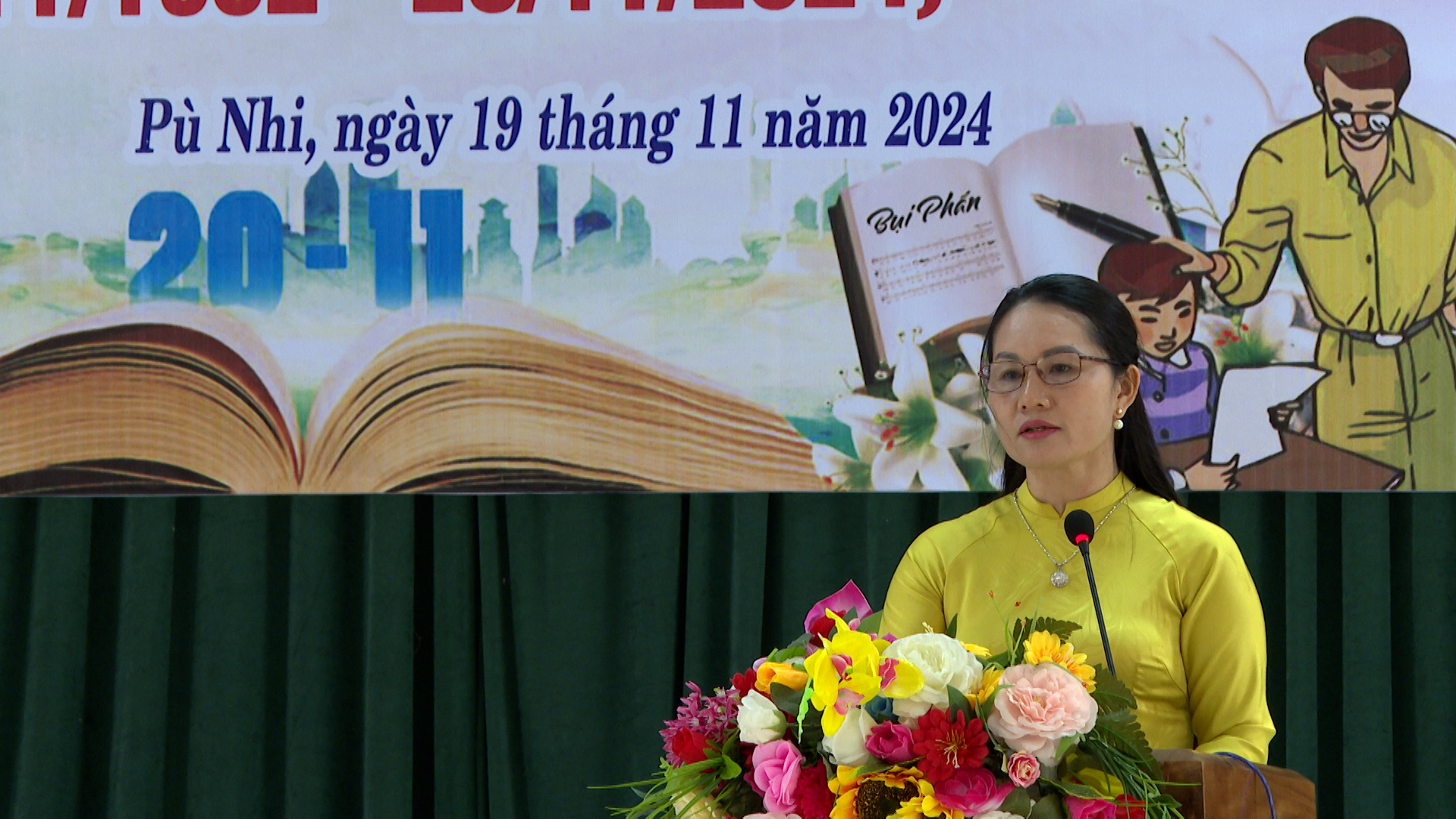 Đồng chí Lương Thị Tuân – TVHU, Trưởng Ban tổ chức Huyện Ủy phát biểu chúc mừng liên trường xã Pù Nhi nhân dịp 20/11