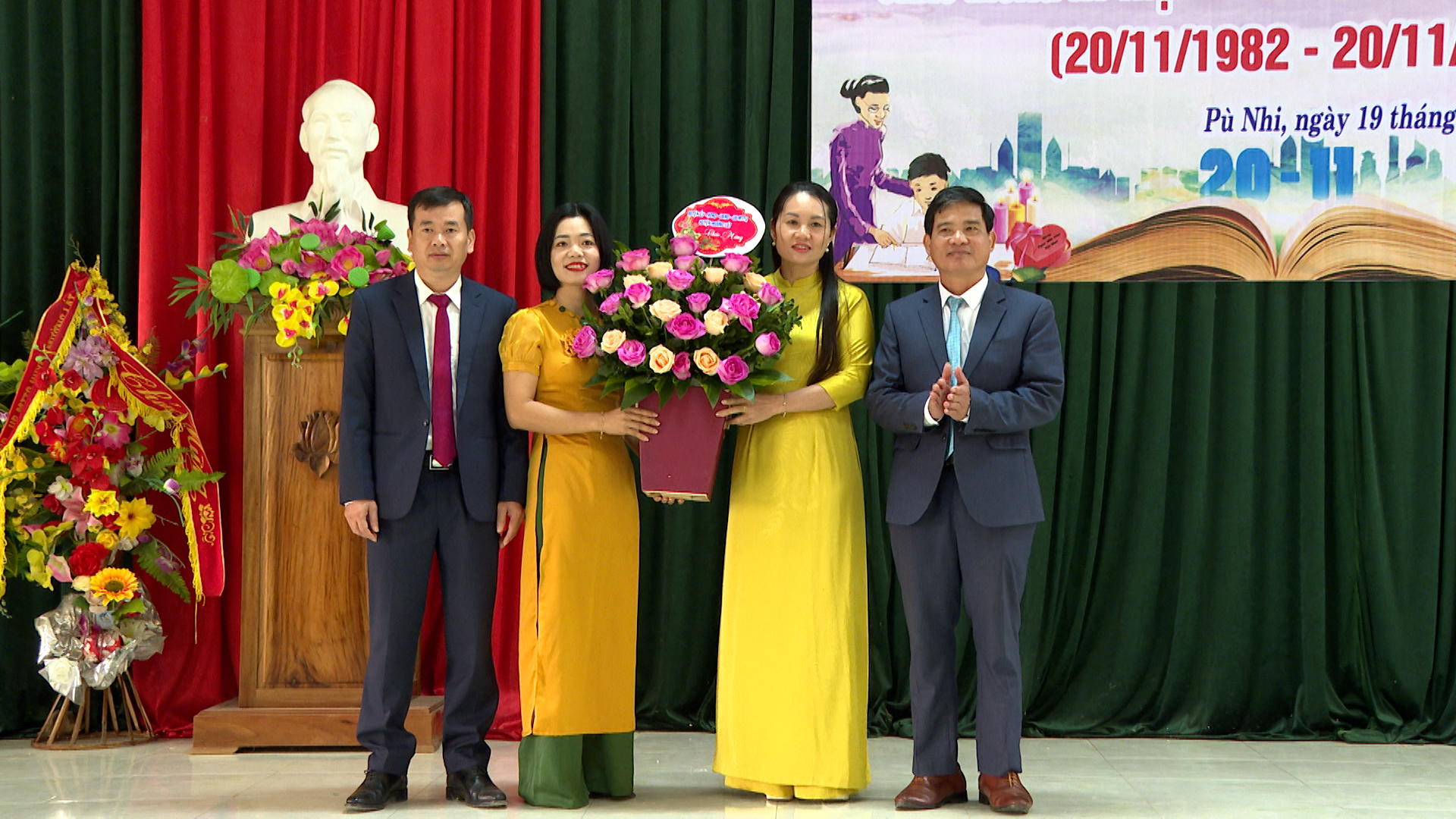 Đồng chí Lương Thị Tuân – TVHU, Trưởng Ban tổ chức Huyện Ủy tặng hoa chúc mừng liên trường xã Pù Nhi nhân dịp 20/11